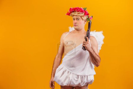Téléchargez les photos : Cupidon tenant un fusil. Cupidon armé - en image libre de droit