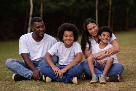 Foto de Familia de la diversidad con padre afro y madre japonesa. hermosa familia feliz en el parque - Imagen libre de derechos