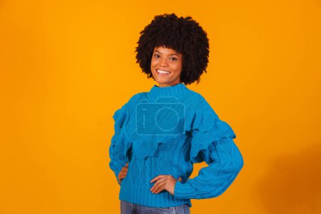 Téléchargez les photos : Afro femme habillé pour l'hiver - en image libre de droit