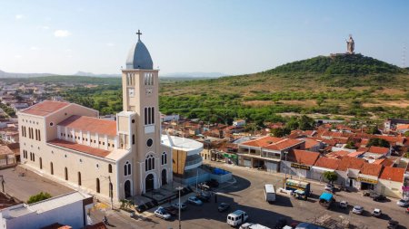 Foto de Santa Cruz, Brasil - 12 de marzo de 2021: Imagen aérea de la iglesia parroquial de Santa Rita de Cassia. - Imagen libre de derechos