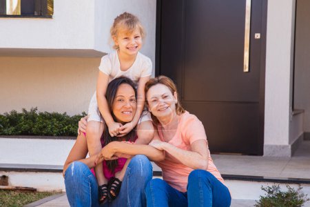 Téléchargez les photos : Famille LGBT. mères et fille adoptive - en image libre de droit