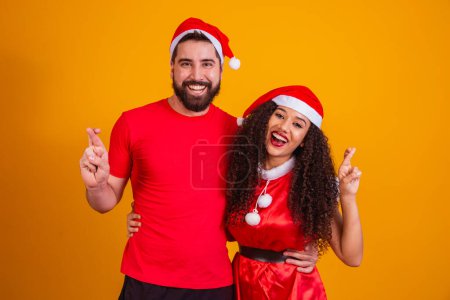 Foto de Joven pareja de San Valentín vestida para la noche de Navidad sobre fondo amarillo con espacio para el texto. - Imagen libre de derechos