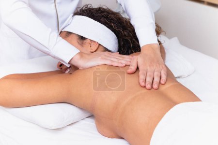 Foto de Mujer joven haciendo masaje de spa - Imagen libre de derechos