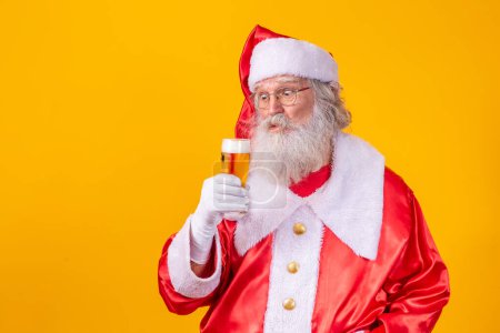 Téléchargez les photos : Le Père Noël boit un verre de bière. Temps de repos. Boisson alcoolisée pendant les vacances. Buvez avec modération. De la bière artisanale. Joyeux Noël
. - en image libre de droit