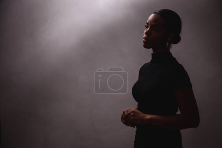 Foto de Silueta de mujer afro. negro - Imagen libre de derechos