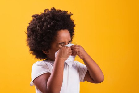 Foto de Alergias o concepto de frío. pequeña afro chica limpiando su nariz fría - Imagen libre de derechos