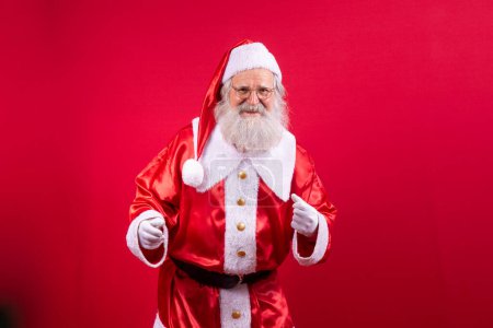 Téléchargez les photos : Père Noël dansant heureux sur fond rouge - en image libre de droit