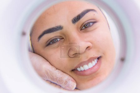 Foto de Mujer en el spa. primer plano de la mujer haciendo la evaluación de la piel - Imagen libre de derechos