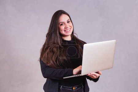 Foto de Mujer de negocios que trabaja con su portátil - Imagen libre de derechos
