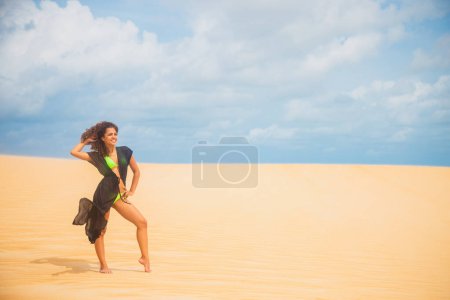 Foto de Hermosa joven posando en la arena del desierto - Imagen libre de derechos