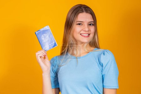 Téléchargez les photos : Femme blonde avec une carte de travail et la sécurité sociale (carte de travail et la sécurité sociale) - en image libre de droit