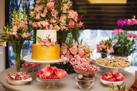Téléchargez les photos : Belle et luxueuse table de gâteau de mariage et de bonbons - en image libre de droit