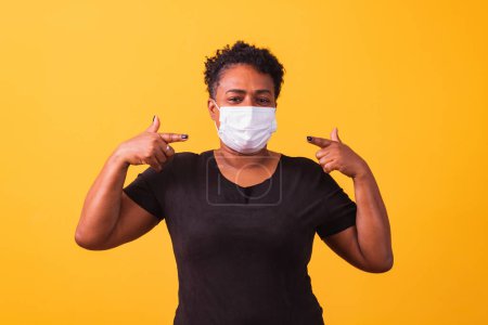 Foto de Mujer africana con protector facial durante el brote de coronavirus. - Imagen libre de derechos