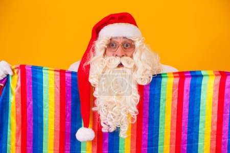 Téléchargez les photos : Père Noël gay tenant le drapeau LGBT. Concept Gay Pride de Noël. - en image libre de droit