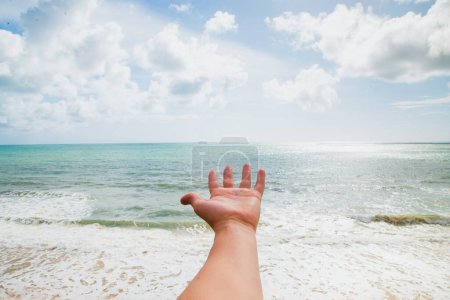 Téléchargez les photos : Mains qui s'ouvrent pour atteindre l'océan - en image libre de droit