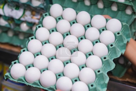Foto de Cartón con huevos blancos. Huevos - Imagen libre de derechos