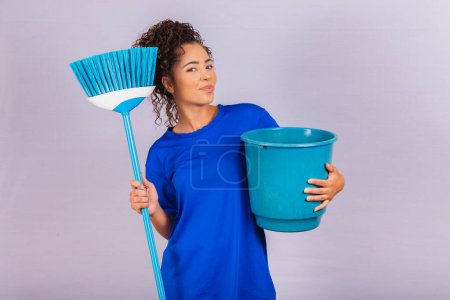 Foto de Mujer joven sosteniendo herramientas de limpieza aisladas en blanco.Mujer ama de casa. Limpiador. - Imagen libre de derechos