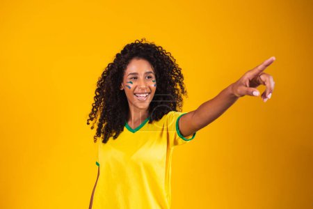 Téléchargez les photos : Femme vêtue de vêtements brésiliens pointant vers l'orizon - en image libre de droit