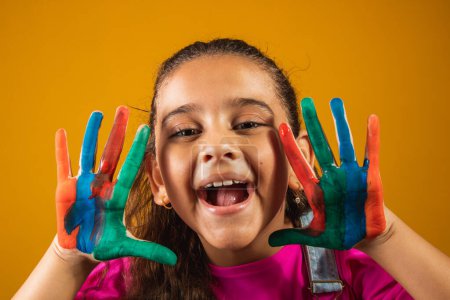 Foto de Una imagen de una niña con las manos pintadas - Imagen libre de derechos