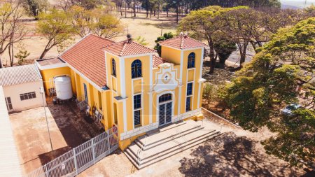 Téléchargez les photos : Lus Antonio So Paulo, Brésil - 09 août 2021 : Eglise paroissiale de Santa Luzia dans la ville de Lus Antonio - en image libre de droit