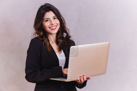 Foto de Mujer de negocios que trabaja con su portátil - Imagen libre de derechos