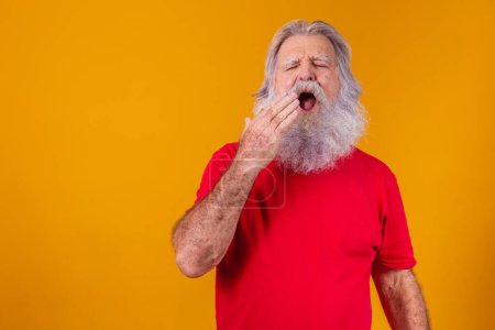 Téléchargez les photos : Fatigué barbu vieil homme bâiller. - en image libre de droit