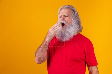Téléchargez les photos : Fatigué barbu vieil homme bâiller. - en image libre de droit