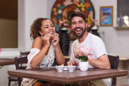 Téléchargez les photos : Jeune couple d'amoureux dînant au restaurant. - en image libre de droit