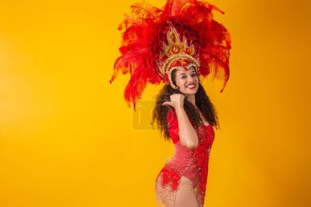 Foto de Mujer bailarina de carnaval apuntando hacia un lado con el pulgar - Imagen libre de derechos