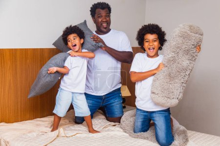 Téléchargez les photos : Père noir et enfants à la maison - en image libre de droit
