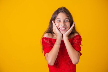 Foto de Adorable niña sonriendo sobre fondo amarillo - Imagen libre de derechos