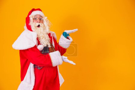 Foto de Santa Claus apuntando hacia un lado con espacio para el texto - Imagen libre de derechos