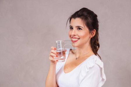Foto de Hermosa mujer caucásica bebiendo un vaso de agua. - Imagen libre de derechos