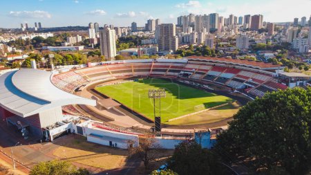 Foto de Ribeiro Preto, So Paulo / Brasil - 09 de agosto de 2021: Imagen aérea del estadio Santa Cruz Botafogo - Imagen libre de derechos