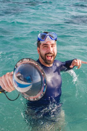 Foto de Foto de un chico joven de vacaciones con gafas de baño en el mar. hombre de vacaciones disfrutando del océano - Imagen libre de derechos