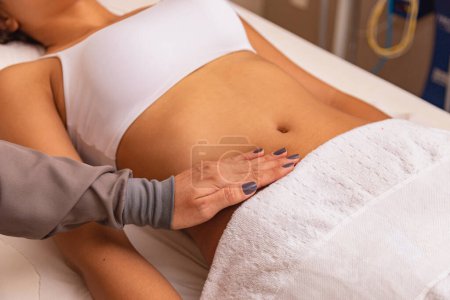 Téléchargez les photos : Massage relaxant et massage modelant, drainage lymphatique, procédures artisanales et esthétiques - en image libre de droit