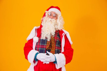 Foto de Santa Claus sobre fondo amarillo con espacio para texto - Imagen libre de derechos