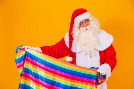 Foto de Gay Santa Claus sosteniendo la bandera LGBT. Concepto de Orgullo Gay de Navidad. - Imagen libre de derechos