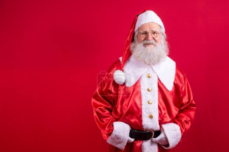 Foto de Papá Noel en ropa típica de Navidad. - Imagen libre de derechos