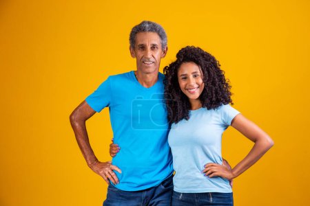 Téléchargez les photos : Père et fille noirs regardant la caméra souriant - en image libre de droit