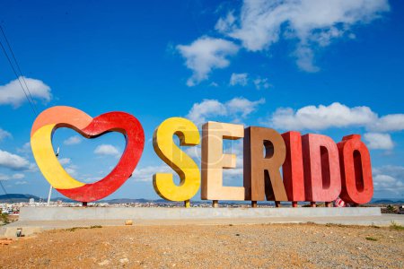 Foto de Serido, Rio Grande do Norte, Brasil - 12 de marzo de 2021: I Love Serido message in Portuguese on Brazil with people - Imagen libre de derechos