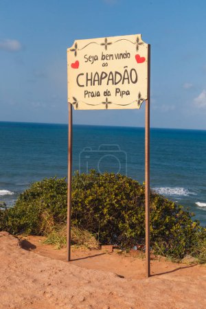 Foto de Natal, Rio Grande do Norte, Brasil - 12 de marzo de 2021: Placa de identificación de la playa de Pipa escrita en portugués "Welcome to chapado praia da pipa" - Imagen libre de derechos
