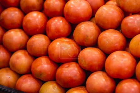 Téléchargez les photos : Beaucoup de tomates rouges se ferment - en image libre de droit