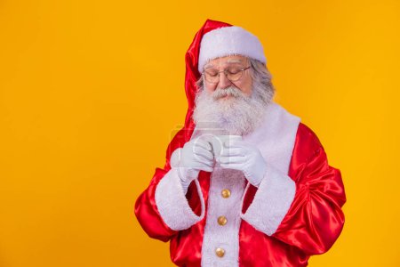 Téléchargez les photos : Real Santa tenant une tasse de café - en image libre de droit