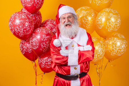 Foto de Santa Claus con algunos globos en el fondo - Imagen libre de derechos