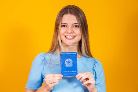 Téléchargez les photos : Femme blonde avec une carte de travail et la sécurité sociale (carte de travail et la sécurité sociale) - en image libre de droit