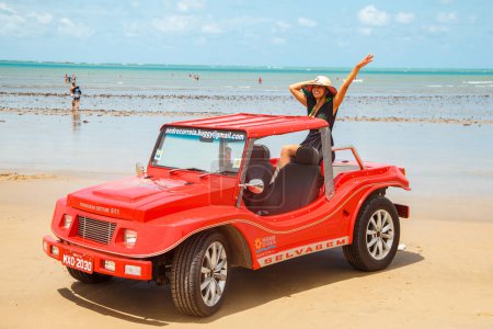 Téléchargez les photos : Natal, Rio Grande do Norte, Brésil - 12 mars 2021 : Image de voiture buggy dans les sables du Natal, Rio Grande do Norte, Brésil. - en image libre de droit