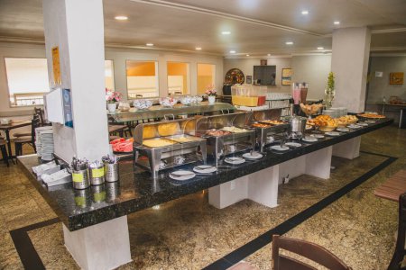 Foto de Desayuno en el hotel con fruta y banquetes - Imagen libre de derechos
