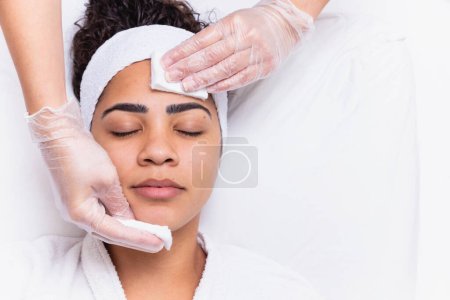 Téléchargez les photos : Femme dans le spa faire des procédures de soins de la peau. femme au spa - en image libre de droit