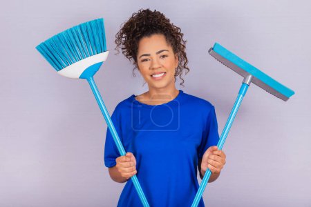 Téléchargez les photos : Femme de ménage tenant une raclette et un balai. concept de nettoyage de maison - en image libre de droit